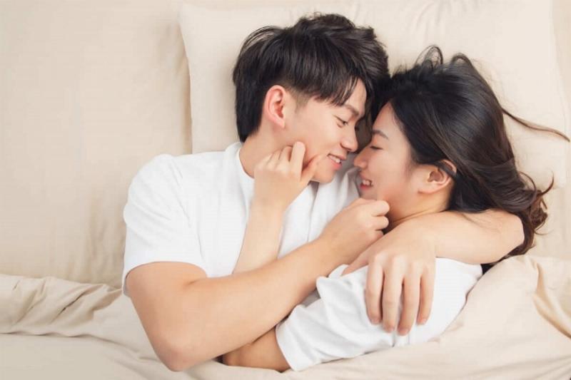 Hình ảnh một cặp đôi đang trò chuyện cởi mở và cười với nhau trong một không gian ấm cúng, thể hiện sự giao tiếp và thấu hiểu trong mối quan hệ. Minh họa một trong những cách phòng ngừa và giải quyết vấn đề đau bụng dưới khi quan hệ.